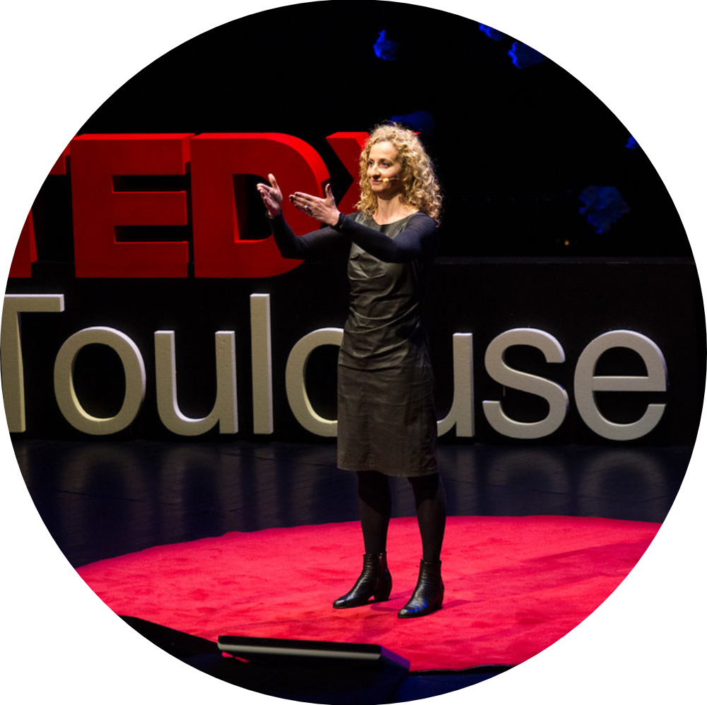 Pauline Pons sur la scène du TedX Toulouse en avril 2019.